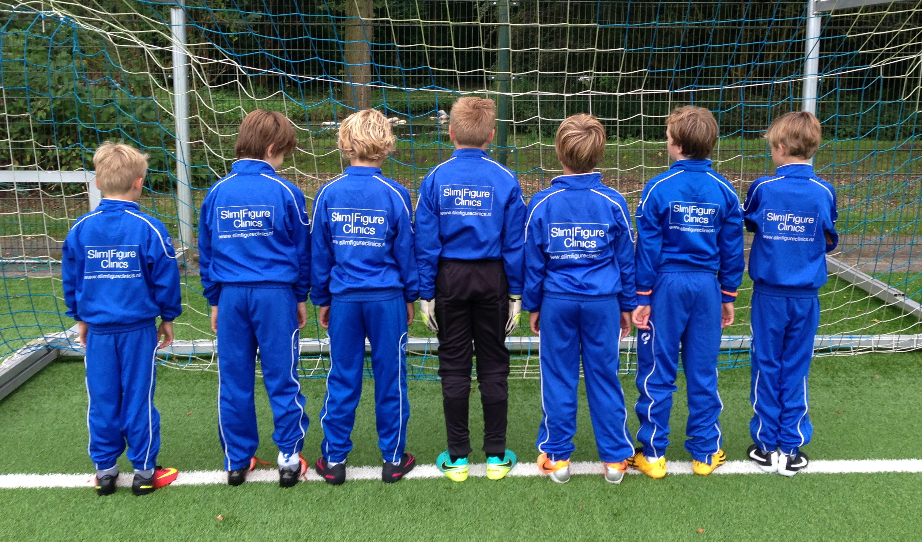 JO10-2 trekt na ontvangst nieuwe trainingspakken net aan het kortste eind