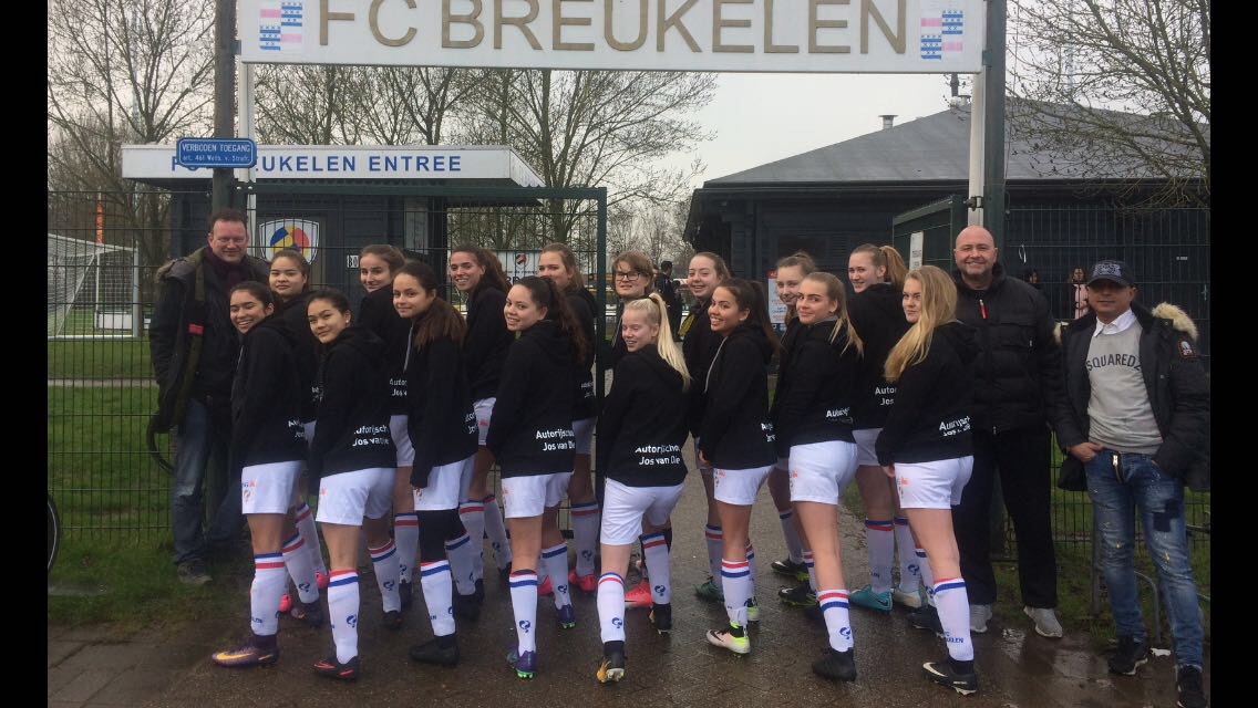FC Breukelen MO17-1 met nieuwe outfit klaar voor de competitie